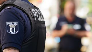 Zwei Berliner Polizisten im Einsatz