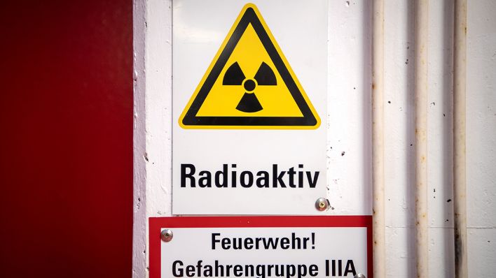 Symbolbild - Ein Warnhinweis "Radioaktiv" hängt am Eingang vom Transportbehälterlager im atomaren Zwischenlager in Gorleben. (Bild: dpa/Sina Schuldt)