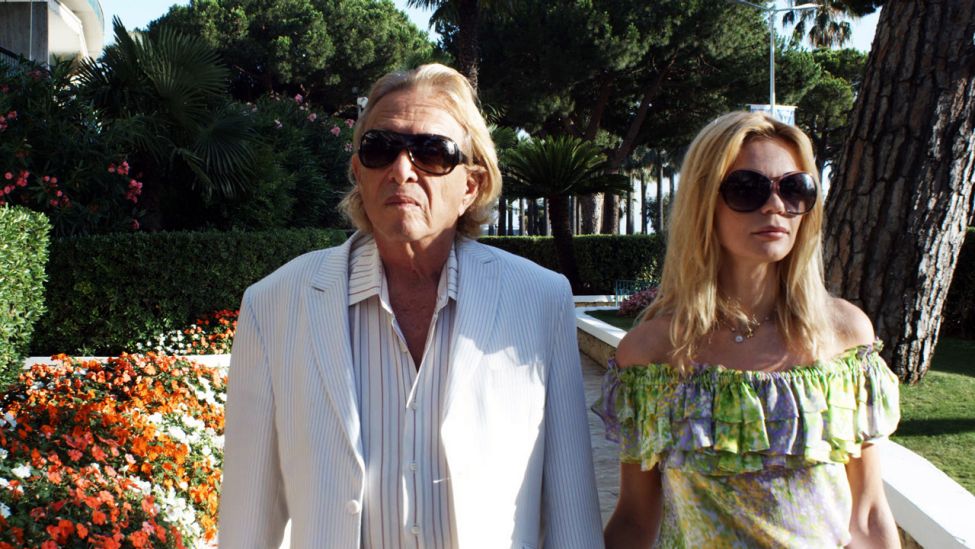 Playboy Rolf Eden und seine Lebensgefährtin Brigitte in Cannes in einer Szene des Kinofilms «Big Eden» (Quelle: dpa/Peter Dörfler)