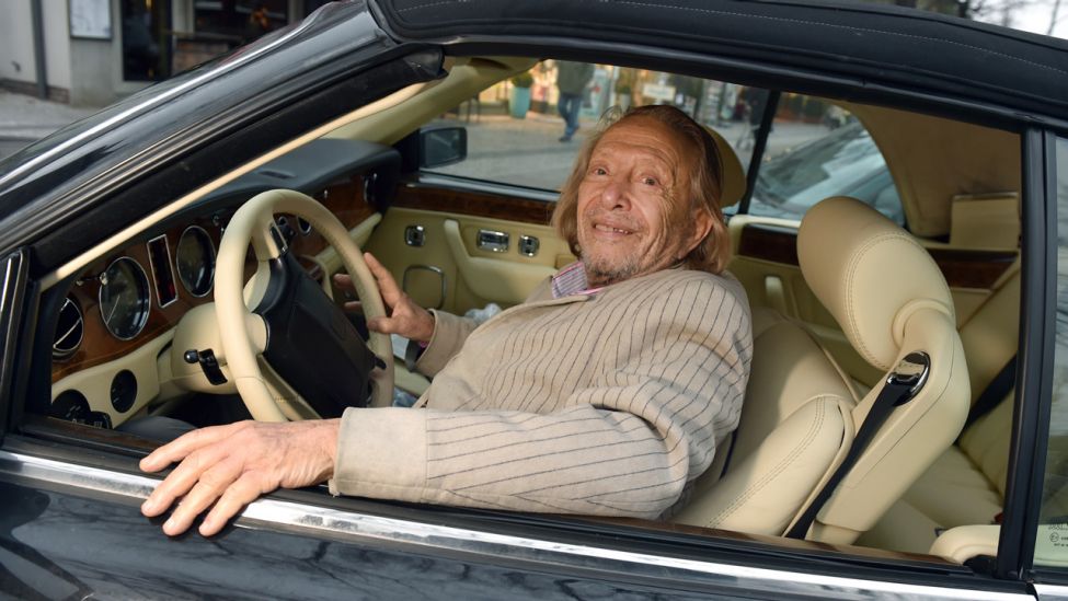Rolf Eden sitzt am Steuer seines Rolls-Royce (Quelle: dpa/Jens Kalaene)