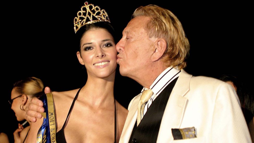 Playboy Rolf Eden posiert mit Micaela Schäfer nach ihrer Wahl zur «Miss Filmfestspiele» (Quelle: dpa/Hannibal Hanschke)