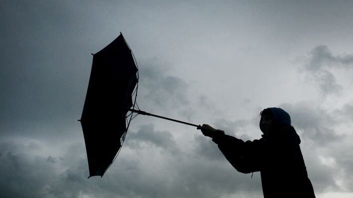 Archiv/Symbolbild - Ein Regenschirm erfasst einen Regenschirm (Bild: dpa/Karl-Josef Hildenbrand)