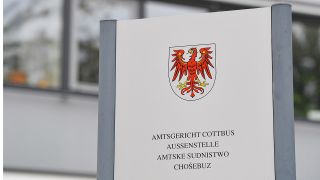 Ein Schild mit der Aufschrift "Amtsgericht Cottbus Außenstelle" in deutscher und sorbischer Sprache (Quelle: dpa/Pleul)