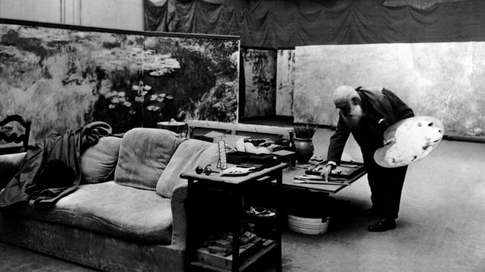 Claude Monet in seinem Studio in Giverny, 1919. (Quelle: dpa/Archives Snark)