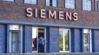 Der Eingang zum Dynamowerk der Siemens AG in der Nonnendammallee Berlin-Spandau. Quelle: dpa/Schoening