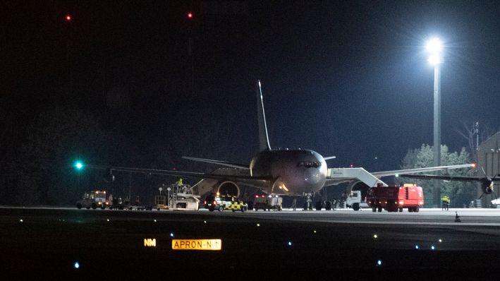 22.02.2020, Berlin: Ein Flugzeug mit deutschen Passagieren des Kreuzfahrtschiffs «Diamond Princess» an Bord steht auf dem militärischen Teil des Flughafens Tegel.