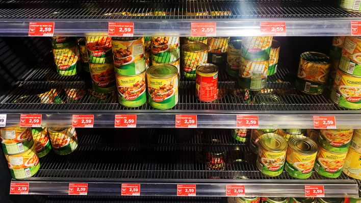 Große Lücken sind in den Regalen mit Konserven in einem Berliner Supermarkt am 27.02.2020 zu sehen (Quelle: DPA/Paul Zinken)