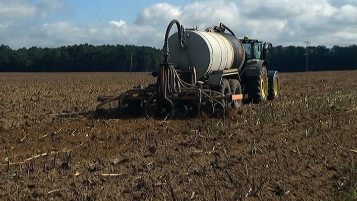 Ein Bauer düngt ein Feld mit einer Düngemaschine (Foto: rbb)