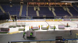 Die Eisfläche in der Mercedes Benz Arena wird abgedeckt (Quelle: rbb/Dobers)