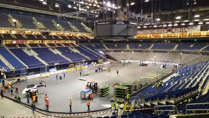 In der Mercedes-Benz-Arena wird vom Eishockeyfeld zum Basketballfeld umgebaut (Quelle: rbb/Dobers)