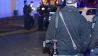 Der Berliner Blaulicht-Fotograf Morris Pudwell ist in der Nacht vom 31.01.2019 auf den 01.02.2019 bei einem Einsatz am Richardplatz in Rixdorf und unterhält sich mit Polizisten. Ein 18-Jähriger war illegal in einem Carsharing-Auto unterwegs und dann vor der Polizei geflüchtet (Quelle: rbb|24 / Schneider).