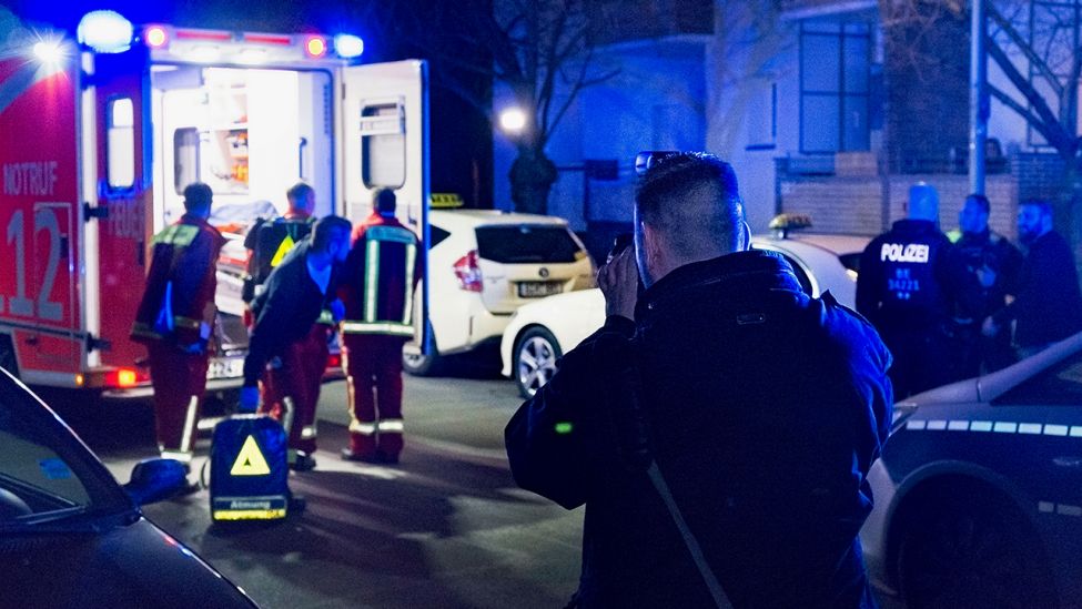 Der Berliner Blaulicht-Fotograf Morris Pudwell ist in der Nacht vom 31.01.2019 auf den 01.02.2019 bei einem Einsatz in Kreuzberg. Ein Mann war in seiner Wohnung durch Schläge gegen seinen Kopf schwer verletzt worden und wird nun im Rettungswagen abtransportiert (Quelle: rbb|24 / Schneider).