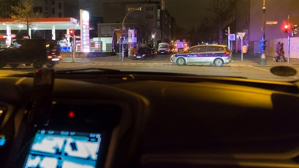 Der Berliner Blaulicht-Fotograf Morris Pudwell ist in der Nacht vom 31.01.2019 auf den 01.02.2019 unterwegs zu einem Einsatz in Kreuzberg (Quelle: rbb|24 / Schneider).