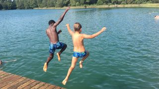 Kinder springen im Sommer in einen See in Brandenburg (Quelle: rbb/privat)