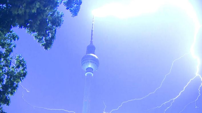 Blitzeinschlag am Fernsehturm (Quelle: TNN)