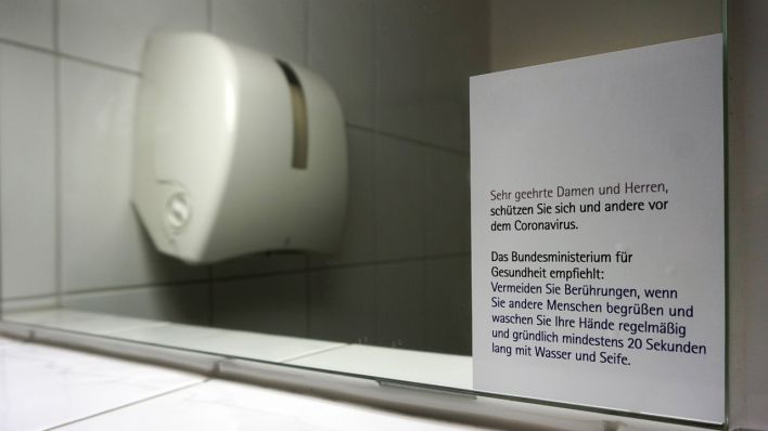 Im Waschraum einer Arztpraxis befindet sich ein Hinweis auf Hygiene wie Händewaschen zum Schutz gegen den Coronavirus (Quelle: Gottfried Czepluch / imago)