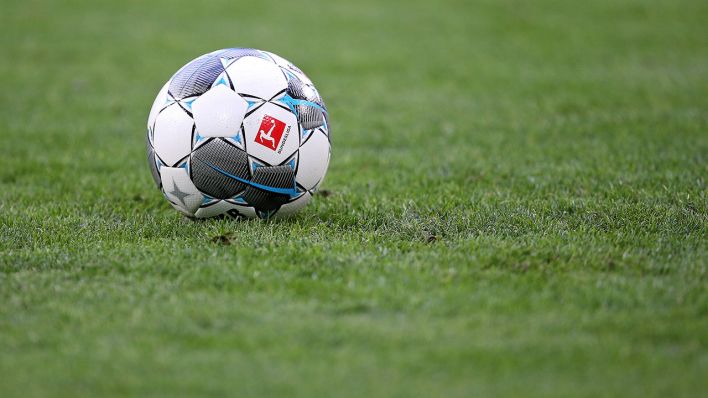 Ein Fußball der Bundesliga liegt auf dem Rasen (Quelle: imago images/MIS)
