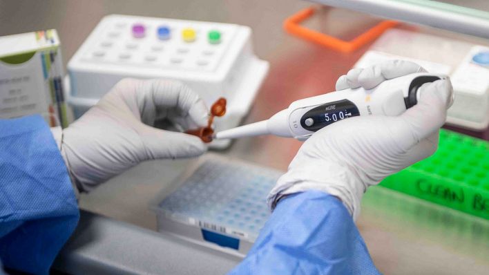 In einem Labor werden Proben auf das Virus Sars-Cov-2 getestet (Quelle: Imago Images/Jonathan Berlier)