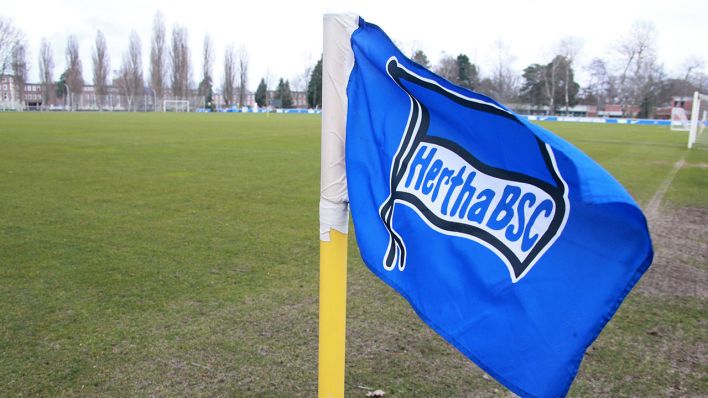 Die Flagge von Hertha BSC auf dem Trainingsplatz (Quelle: imago images/Nordphoto)