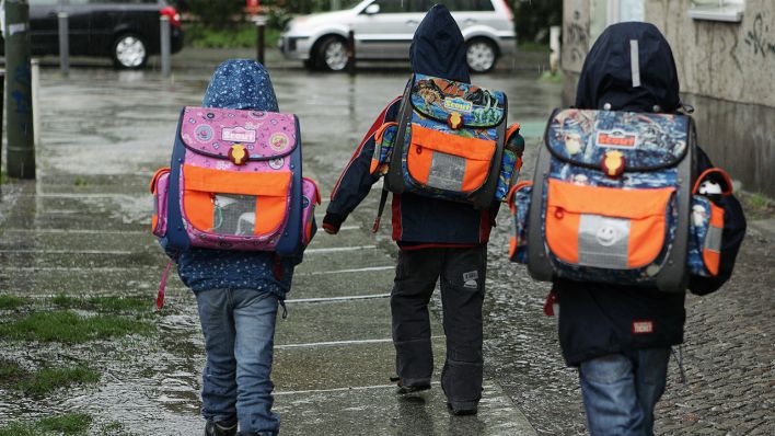 Archivbild: Kinder auf dem Weg zur Schule (Bild: imago images)