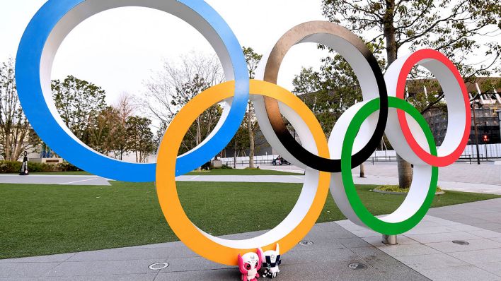 Die Olympischen Ringe vor dem Olympiastadion in Tokio (Quelle: imago images/Laci Perenyi)