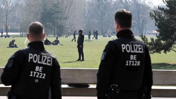 Die Polizei kontrolliert die Einhaltung der Verhaltensregeln zur Eindämmung des Coronavirus im Berliner Gleisdreieckpark. (Quelle: imago images/Klaus Martin Höfer)