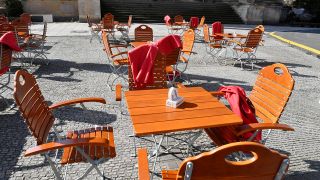 Leere Stühle und Tische eines Straßencafés am Berliner Gendarmenmarkt. (Quelle: imago-images/Future Image)