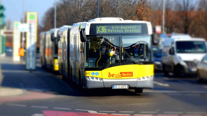 Archivbild: BVG-Bus der Linie X36, Rathaus Spandau. (Quelle: imago images)