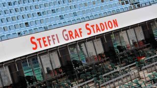 Archivbild: Der Namenszug «Steffi Graf Stadion» steht an der Tribüne des Tennisstadions auf dem Gelände des Lawn Tennis-, Turner-Clubs (LTTC) Rot-Weiß-Berlin. (Quelle: dpa)