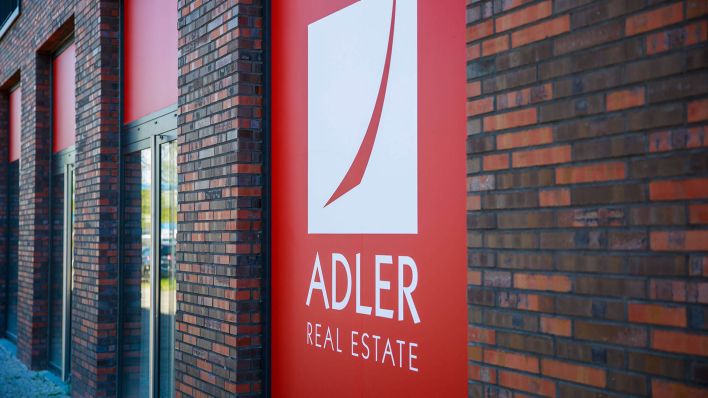 Symbolbild der Filma Adler Berlin: Adler Real Estate Logo als Aukleber an das Front eines neubaus. (Quelle: www.imago-images.de/Achille Abboud)