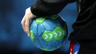 Ein Handballer hält einen Ball in der Hand (Quelle: imago/Zink)