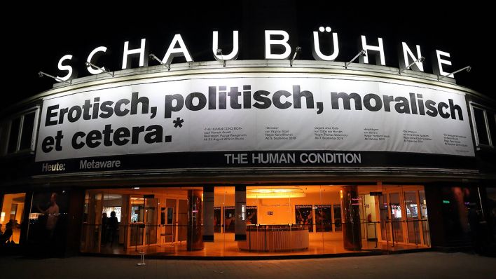Archivbild: Ein Plakat mit dem Zitat "Erotisch, politisch, moralisch et cetera" hängt über dem Eingang der Schaubühne am Lehniner Platz in Berlin, 4. September 2019. (Quelle: imago images)