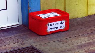 Box mit Schriftzug "Lieferservice Quarantäne" (Quelle: imago images)