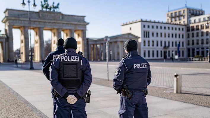 Polizisten stehen auf dem sonst menschenleeren Pariser Platz am Brandenburger Tor (Bild: imago images/Marius Schwarz)