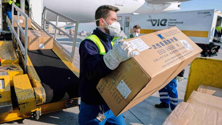 Symbolbild: Eine Lieferung mit Atemschutzmasken aus China wird am Flughafen verladen. (Quelle: imago images)
