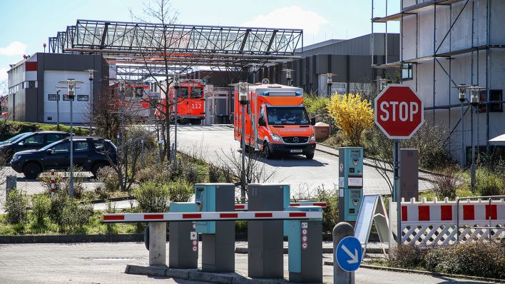 Krankenwagen der Berliner Feuerwehr kommt von Rettungsstellenzufahrt (Quelle: imago images/Gora)