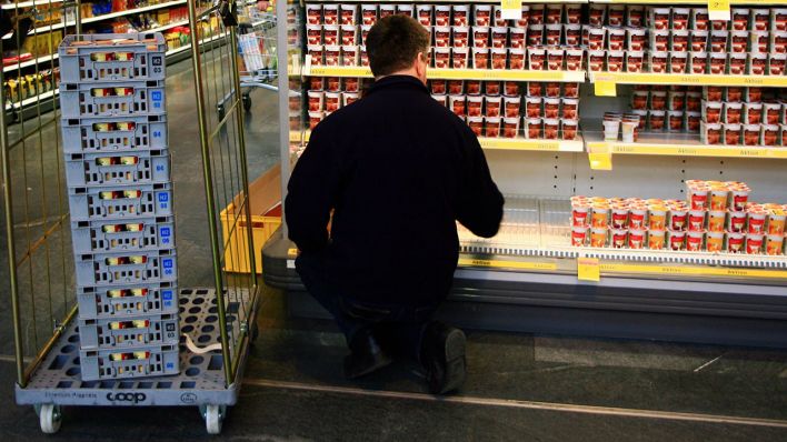 Symbolbild: Regalauffüller in einem Supermarkt (Quelle: imago/Geisser)