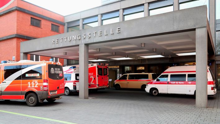 Rettungsstelle vor einem Berliner Krankenhaus. (Quelle: imago images))