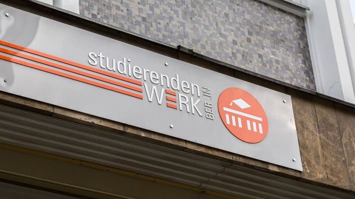 Ein Schild hängt über dem Eingang zum Studierendenwerk in Berlin. (Quelle: imago-images/STPP)