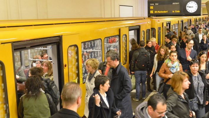 Menschen steigen am U-Bahnhof Friedrichstraße in Berlin um (Symbolbild) (Quelle: imago images/Schöning)