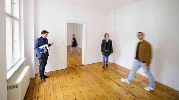 Symbolbild: Junge Erwachsene bei einer Wohnungsbesichtigung in Berlin halten Abstand. (Quelle: imago images)