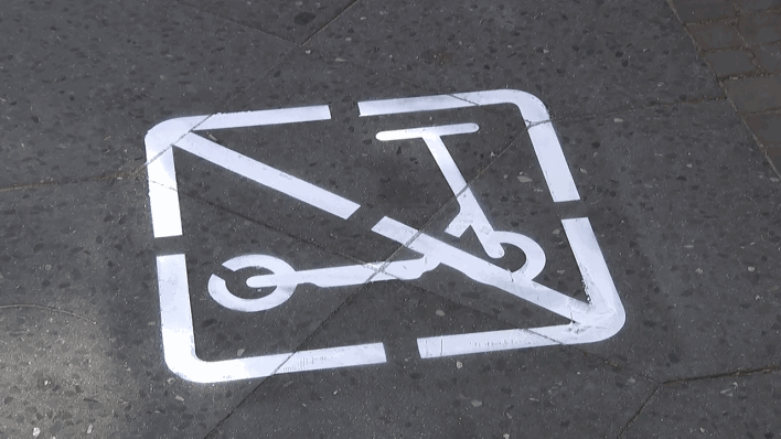 Mit Piktogrammen auf dem Gehweg will der Bezirk Berlin-Neukölln E-Scooter- und Radfahrende dafür sensibilisieren, die Verkehrsregeln einzuhalten (Bild: rbb).