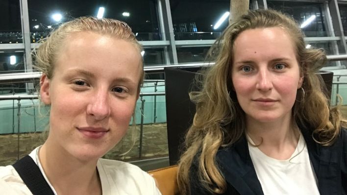 Julie (links) und Lena (rechts) Matzeit am Flughafen von Neu-Delhi (Quelle: Privat)