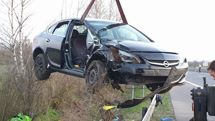 Bei einem Verkehrsunfall im Landkreis Teltow-Fläming ist ein 50-jähriger Mann am Freitag ums Leben gekommen. Seine 69-jährige Beifahrerin wurde schwer verletzt. (Quelle: rbb/Julian Stähle)