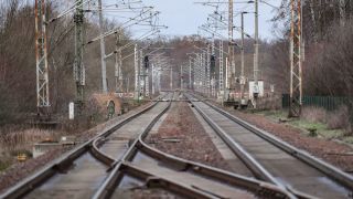 Leere Gleise der Bahnstrecke zwischen Cottbus und Berlin. (Quelle: dpa/Patrick Pleul)