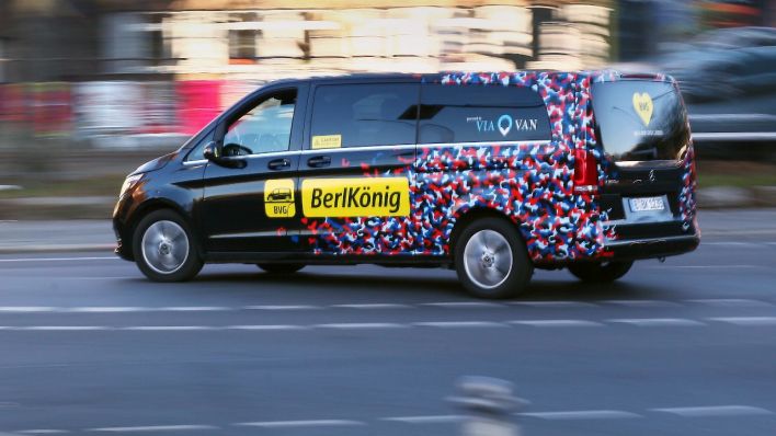 Ein Berlkönig der BVG fährt in Berlin im Bezirk Kreuzberg (Quelle: dpa/Wolfram Steinberg)