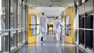 Ärzte laufen durch einen Flur eines Krankenhauses. (Quelle: dpa/Gregor Fischer)