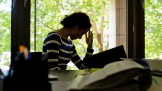 ILLUSTRATION - Eine Frau sitzt am 03.06.2019 in einem Buero in Berlin an ihrem Schreibtisch (Quelle: dpa/Gabbert)