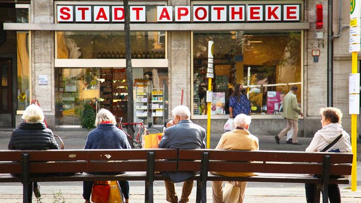 Rentner sitzen in Berlin im Bezirk Steglitz-Zehlendorf auf einer Bank an einer Bushaltestelle. (Quelle: dpa/Steinberg)