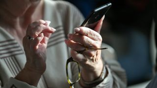 Archivbild: Eine Seniorin hält am 04.12.2019 ihr Smartphone in den Händen. (Quelle: v)